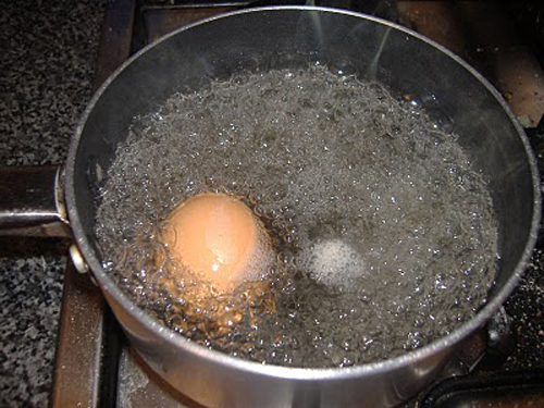 Không nên luộc trứng quá lâu. Khi luộc lâu, nếu để ý bạn sẽ thấy bề mặt vỏ có màu tro xanh vì khi này trứng hình thành một chất khó hấp thu, dẫn đến giảm giá trị dinh dưỡng của trứng.