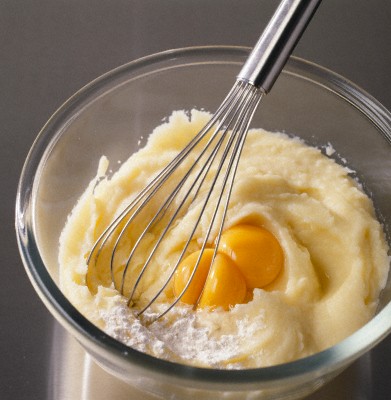 Không nên dùng đồ nhôm để đánh trứng: Khi tiếp xúc với chất nhôm, lòng trắng trứng sẽ biến thành màu tro trắng, lòng đỏ sẽ biến thành màu xanh. Do vậy, nên dùng đồ sứ để đánh trứng gà.