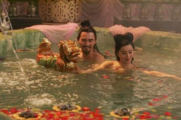 Trong 'Võ Tắc Thiên bí sử', Phạm Băng Băng có cảnh 'tắm chung' với 'Hoàng đế' Cổ Thiên Lạc.