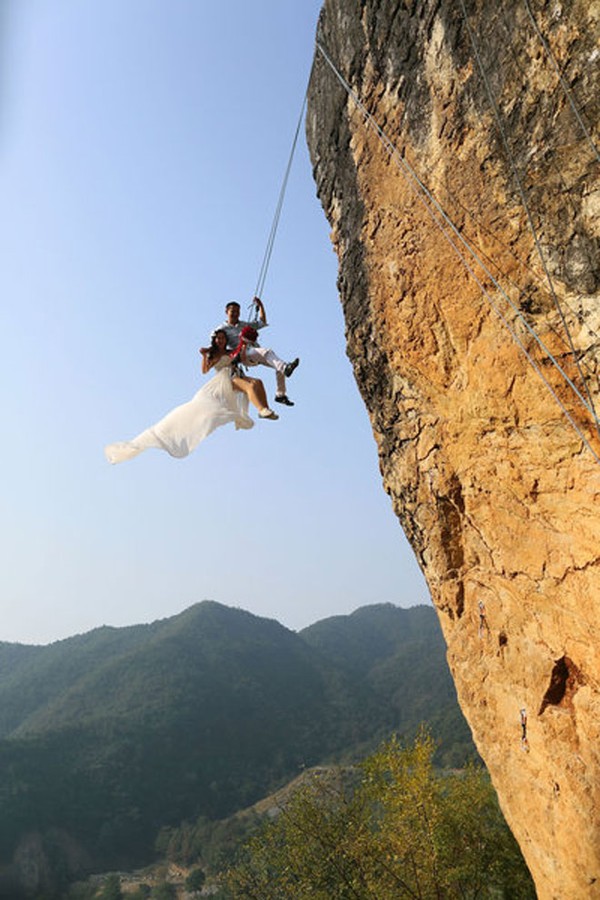 Bộ ảnh cưới cho thấy hai người đã treo mình bên vách núi đá cực kỳ nguy hiểm.