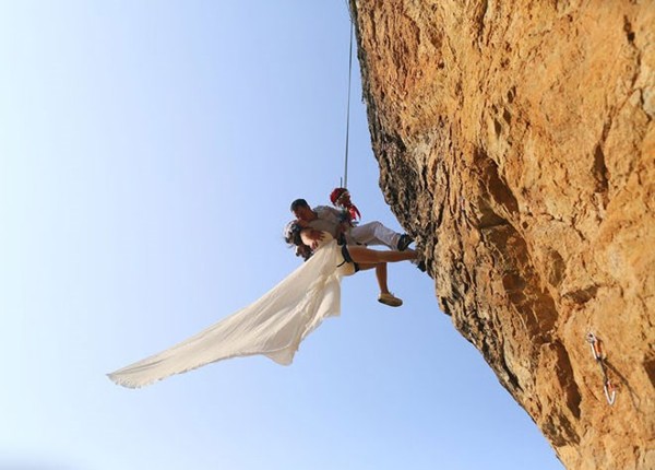 Nhiếp ảnh gia Long Tien sau khi hoàn thành bộ ảnh cưới đã chia sẻ: “Tôi thực sự thích leo trèo, nhưng không đến mức giống cặp vợ chồng này. Đáng sợ nhất là lúc đu đưa trên sợi dây...