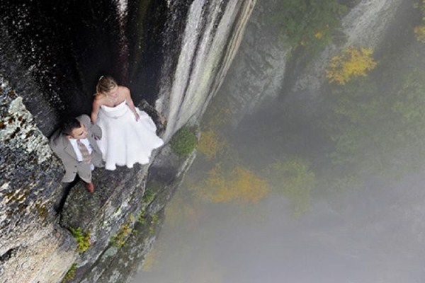 Chụp ảnh cưới trên vách đá cheo leo là xu hướng chụp ảnh cưới trên thế giới.