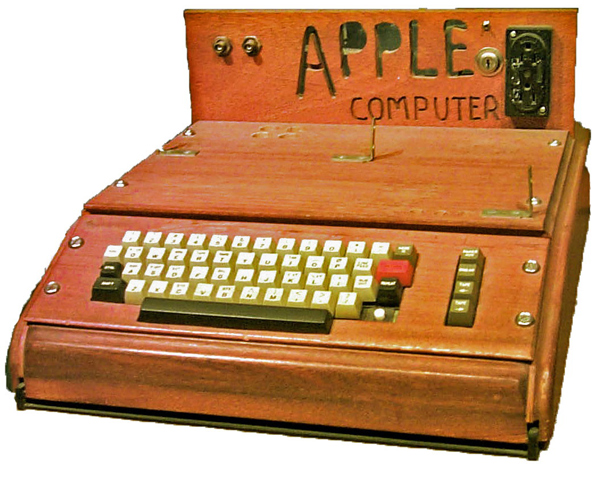 Là thương hiệu điện thoại, máy tính nổi tiếng nhất nhì thế giới, Apple đã có những bước thay đổi theo thời gian.