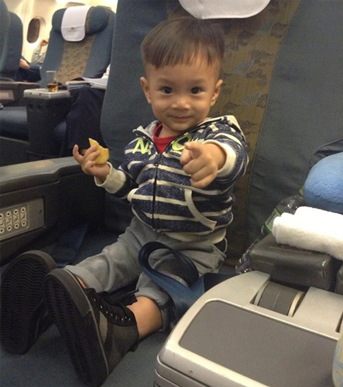 Con nuôi Thanh Thảo bé Jacky Minh Trí cũng thường xuyên đi máy bay cùng gia đình.