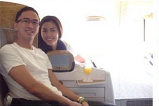 Vợ chồng Tăng Thanh Hà tình cảm trên máy bay.