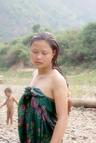 Đến khi tắm xong, váy áo rất hiếm khi bị ướt mà cơ thể thì đã được tắm táp thoả thích trong dòng nước mát.