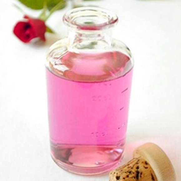 Nhanh chóng giữ ẩm cho da, vỗ nhẹ nước hoa hồng lên mặt có thể lập thức giải khát cho da. Nước hoa hồng chứa lô hội, glycolicacid,… càng có hiệu quả giữ ẩm tốt, giúp da săn chắc.