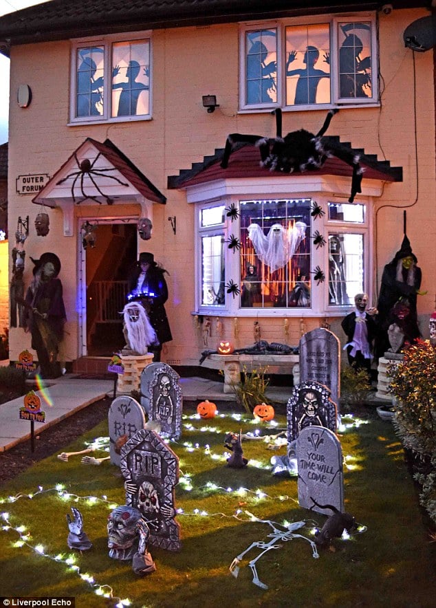Khoảng sân của gia đình nhà cô Mary Flyn (quận Norris Green, thành phố Liverpool, nước Anh) được biến thành nghĩa trang ma quái nhân dịp Halloween.