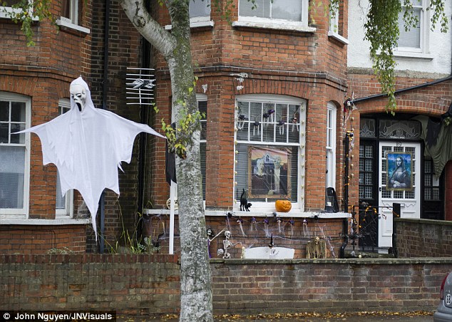 Hình ảnh một con ma đang bay lượn bên ngoài một ngôi nhà ở Muswell Hill (Bắc London).