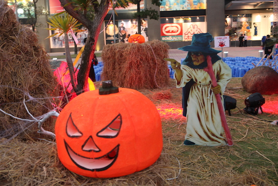 Cộng đồng cư dân Vinhomes Riverside (Hà Nội) trang trí, tổ chức Lễ hội Halloween.