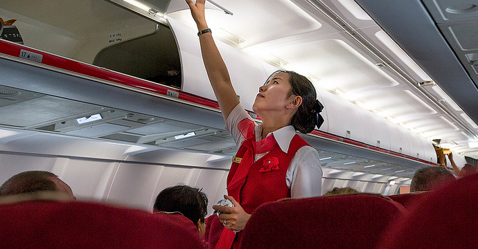 Giản dị, kín đáo và duyên dáng là những từ dùng mô tả vẻ đẹp của các nữ tiếp viên hàng không Triều Tiên.