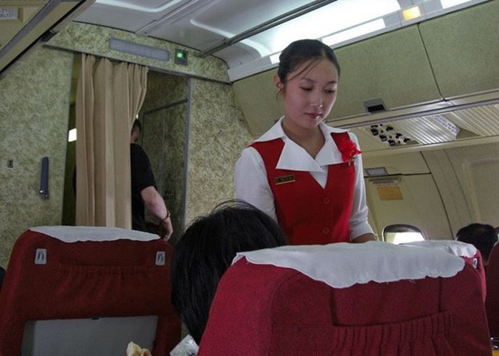 Nữ tiếp viên hàng không Triều Tiên duyên dáng trong trang phục màu đỏ