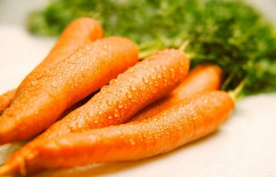 Uống nước ép cà rốt đồng thời đắp mặt nạ cà rốt hỗ trợ điều trị mụn nhanh chóng.