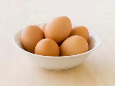 Lòng trắng trứng gà làm mặt nạ trị mụn.