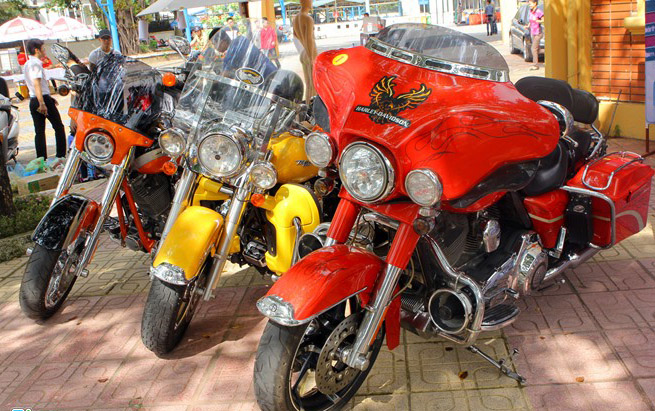 Hội mô tô phân khối lớn Hà Nội góp mặt với bộ đôi Honda Goldwing 1800 và Honda K1300.