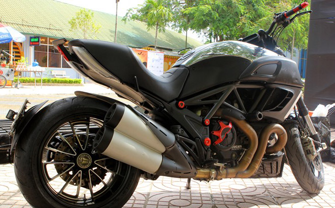 Phiên bản đặc biệt Ducati Diavel Cromo với đặc điểm nhận dạng đường viền mạ chrome trên bình xăng. Model này có giá bán chính hãng hơn 700 triệu đồng.