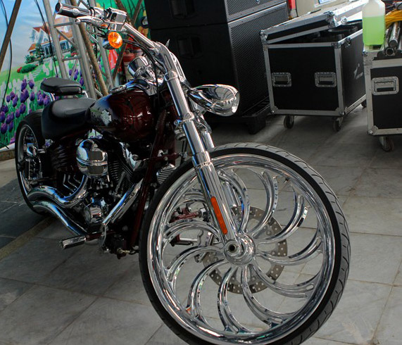 Chiếc Harley-Davidson Rocker C độ nổi bật với cặp vành cỡ lớn. Theo chủ xe, vành trước được xem to nhất trang bị cho một chiếc mô tô ở Việt Nam trong khi bánh sau với lốp to ngang.