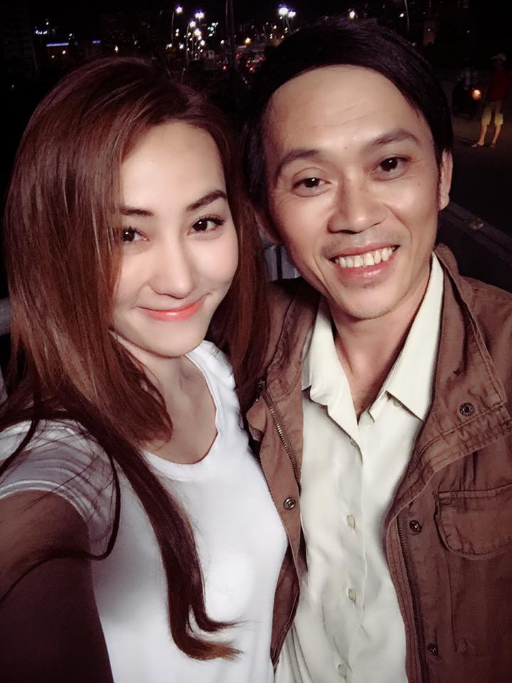 Ngân Khánh tươi tắn bên cạnh danh hài Hoài Linh, cả hai đang tham gia một bộ phim điện ảnh mới.