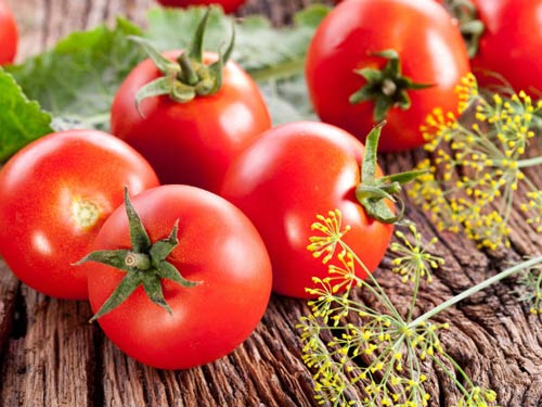 Cà chua - lycopene trong cà chua có tác dụng giúp tăng cường khả năng miễn dịch và còn ảnh hưởng đến cả khả năng miễn dịch, chống chọi bệnh tật của bé sau khi chào đời. Vì vậy mẹ chớ bỏ qua thực phẩm màu đỏ tuyệt vời này.