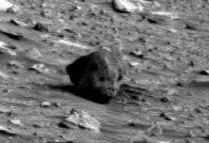 Tháng 5/2009, những người chuyên nhận dạng UFO khẳng định họ đã phát hiện một “hộp sọ người ngoài hành tinh” trên sao Hỏa sau khi NASA công bố các bức ảnh vệ tinh chụp được từ hành tinh này.