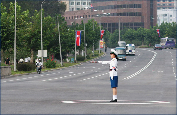 Không giống các quốc gia khác, ở Triều Tiên, các nữ sinh 16 tuổi đã có thể ứng tuyển làm nhiệm vụ bảo đảm giao thông trên đường phố.