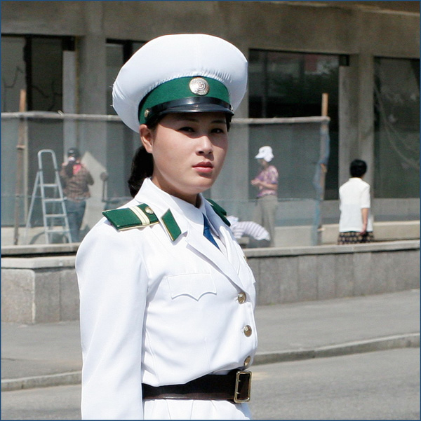 Mùa hè, nữ cảnh sát giao thông Triều Tiên mặc áo trắng váy xanh nhạt, mùa xuân là váy áo màu xanh nước biển, và mùa đông là bộ áo váy bông màu xanh nước biển.