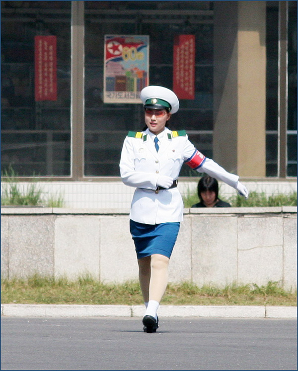 Để chống lại nắng hè, nữ cảnh sát giao thông được nhà nước cung cấp kem dưỡng da miễn phí, loại tốt nhất ở Triều Tiên.