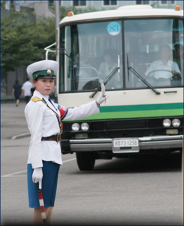 Bình Nhưỡng có khoảng hơn 50 trạm giao thông, mỗi trạm do 6 nữ cảnh sát và một số nam cảnh sát giao thông phụ trách.