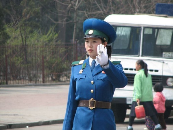 Nghề cảnh sát giao thông ở Triều Tiên là khá vất vả đối với phụ nữ, thế nên nhà nước Triều Tiên luôn quan tâm và dành những ưu ái đặc biệt cho các nữ cảnh sát này.