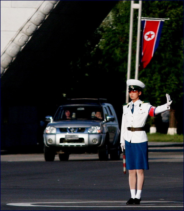 Thường thì các nữ cảnh sát giao thông chỉ đứng ở giữa bùng binh ra hiệu điều khiển giao thông.
