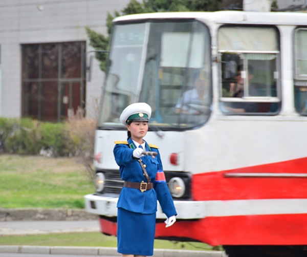 Các nữ CSGT ở Triều Tiên đều tự hào khi được chọn và làm nhiệm vụ trên đường phố.