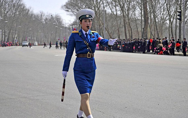 Nghề cảnh sát ở Triều Tiên có quy định khá đặc biệt với phái nữ: Nếu lấy chồng thì phải lập tức bỏ nghề cảnh sát giao thông. Nếu chưa chồng thì cũng chỉ được làm đến năm 25 tuổi.