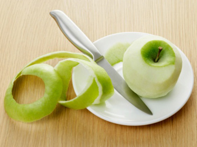 Trong vỏ táo cũng chứa nhiều chất giúp làm giảm cholesterol trong cơ thể nâng cao hiệu quả giảm cân nhanh chóng.
