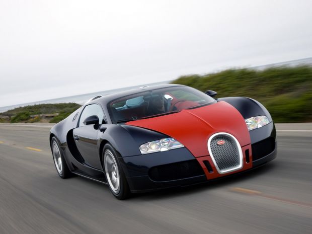 Bộ sưu tập xe của CR7 gồm: Bugatti Veyron và Koenigsegg CCX, Bentleys, Audis, Aston Martin, Mercedes, Porsche, Lamborghini Aventador, McLaren MP4-12C, Spyder. Chiếc Bugatti Veyron với giá 1.7 triệu USD.