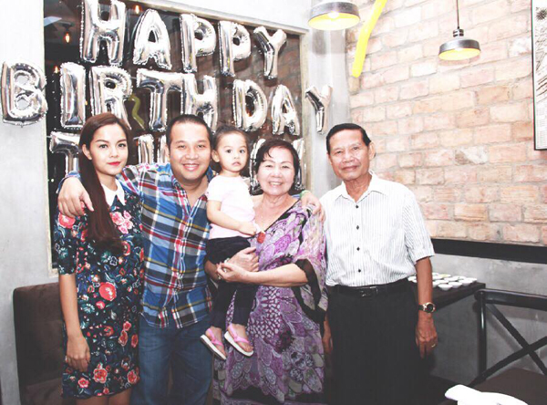 Hôm 1/11/2014, công chúa nhỏ của vợ chồng Phạm Quỳnh Anh - Quang Huy đã tròn 2 tuổi. Vì bận rộn với việc làm hậu kỳ cho phim 'Chàng trai năm ấy' nên cặp đôi chỉ tổ chức bữa tiệc nhỏ cùng gia đình.