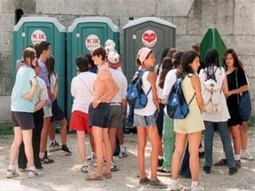 Sử dụng toilet công cộng - nhà vệ sinh công cộng tiềm ẩn rất nhiều vi khuẩn gây hại cho con người và trong số đó có đến 95% vi khuẩn là 'thủ phạm' gây nên những chứng bệnh lây lan qua đường tình dục.