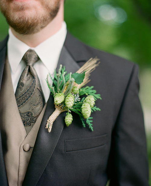 Phong cách hoa cài áo chú rể nên đồng điệu với hoa cô dâu.
