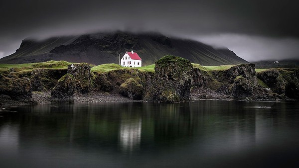 Ngôi nhà cô độc tại vùng Arnarstapi, Iceland.