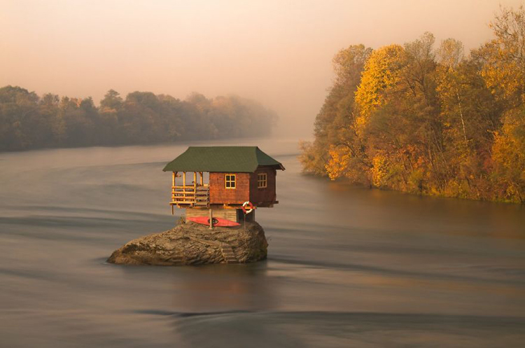 Ngôi nhà trên mỏm đá giữa dòng sông Drina, gần thị trấn Bajina Basta, Serbia.