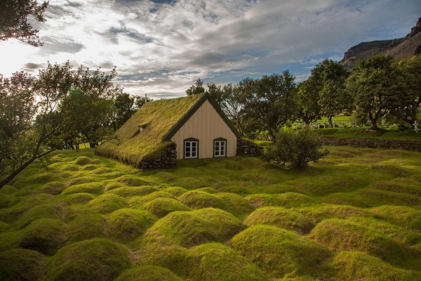 Ngôi nhà nằm trong thung lũng Hofskirkja, Iceland.