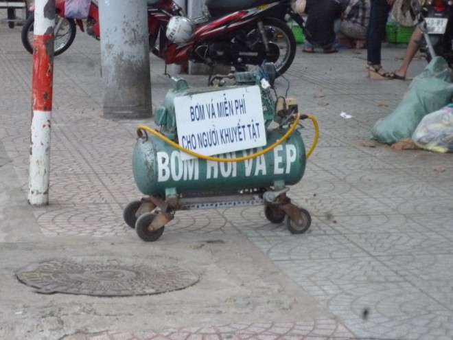 Một tấm biển bơm vá xe miễn phí cho người khuyết tật khác cũng được đặt trên đường Xô Viết Nghệ Tĩnh (quận Bình Thạnh, TP.Hồ Chí Minh).
