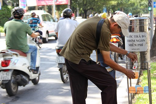 Đã gần 5 năm qua người đi đường quá quen thuộc với hình ảnh ông Tư bê bình nước trà đá ghi dòng chữ “Nước uống miễn phí” đặt trên một chân đế bằng sắt ở trên đường Võ Văn Tần, quận 3, TP.HCM.