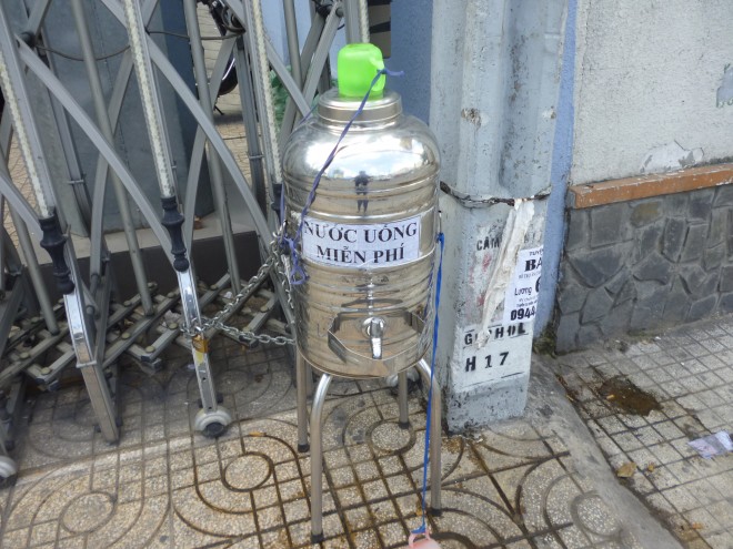 Nước uống miễn phí cho người đi đường ở Phan Đăng Lưu, Phú Nhuận.