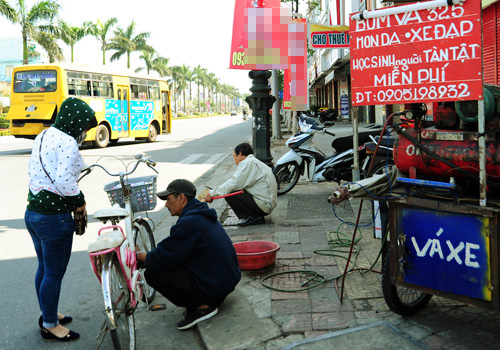 Quán sửa xe miễn phí cho học sinh, người tàn tật của anh Trần Viết Hùng ở ngã tư đường Hà Huy Tập – Điện Biên Phủ (quận Thanh Khê, Đà Nẵng).