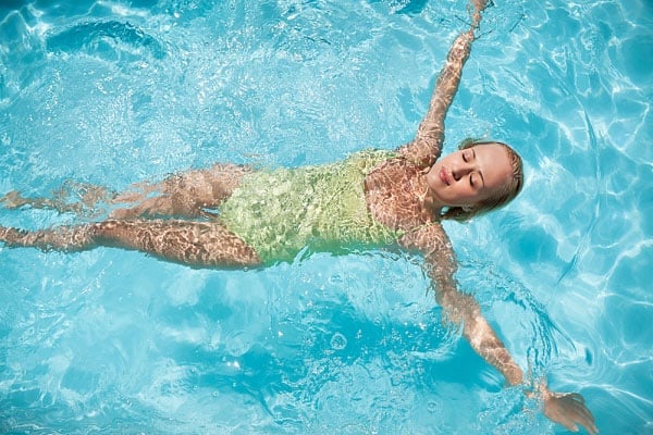 Đi bơi - Bên cạnh việc hạn chế ăn mặn, phụ nữ được khuyến khích bơi 20 phút mỗi ngày trong khoảng 1 tuần trước kỳ nguyệt san vì áp lực từ nước sẽ làm giảm bớt tình trạng ứ dịch và sưng phù.