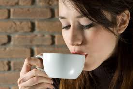 Không uống chất kích thích - những loại đồ uống này hàm lượng cafein rất cao, dễ kích thích thần kinh và hệ tim mạch, dẫn tới đau bụng kinh, kinh nguyệt kéo dài và kinh nguyệt quá nhiều.