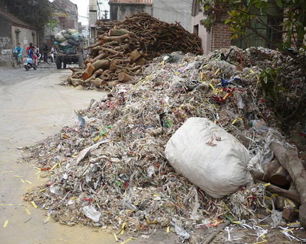 Mỗi ngày có hàng chục lượt xe thồ, xe ba gác chở giấy thải được gom thành kiện đưa tới các lò tái chế ở Phong Khê và Phúc Lâm.