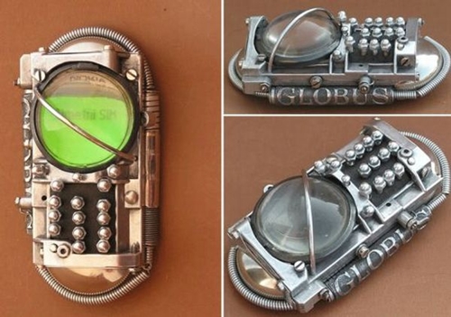 Thiết kế Steampunk được làm từ những chi tiết 'vô dụng' như bộ phận hỏng của máy đánh chữ, đồng hồ báo thức, ốc vít...Hơn nữa, bên trong chính là một chú dế Nokia hiện đại.