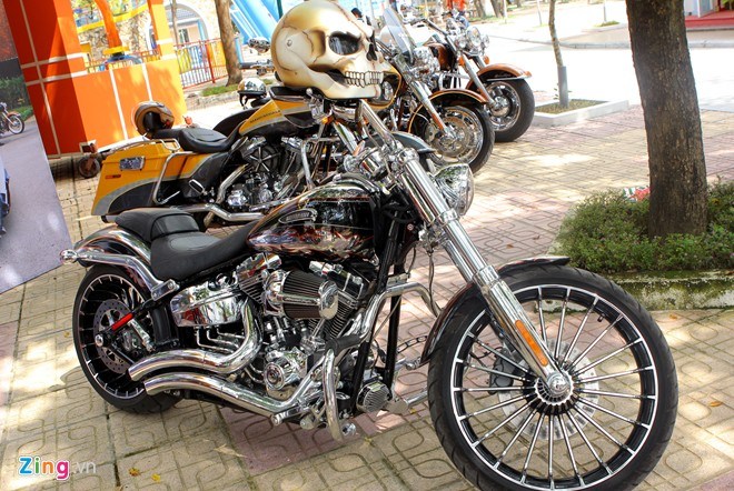 Xe được đặt mua chính hãng với giá trị sau các khoản thuế, phí khoảng 1,4 tỷ đồng. Anh Hải chơi mô tô được 5 năm với bộ sưu tập mô tô gồm hai mẫu Honda và 2 Harley-Davidson.