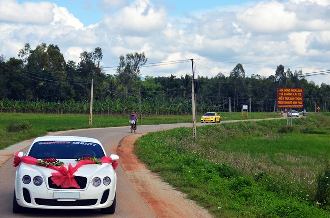 Tiệc cưới được tổ chức tại Quy Nhơn, nhưng nhà cô dâu cách thành phố hơn 100 km nên đoàn xe phải khởi hành từ khá sớm.